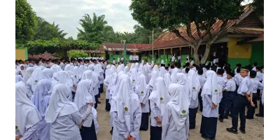 Tingkatkan Kedisiplinan Siswa/i, Wakamad Kesiswaan Pimpin Upacara Bendera Senin di MTsN 1 Simalungun